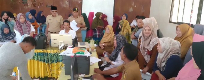 Masyarakat Hulu Kuantan berdesakan mengurus administrasi kependudukan di Aula Kantor Camat Hulu Kuantan, Selasa (28/2/2023) sore.